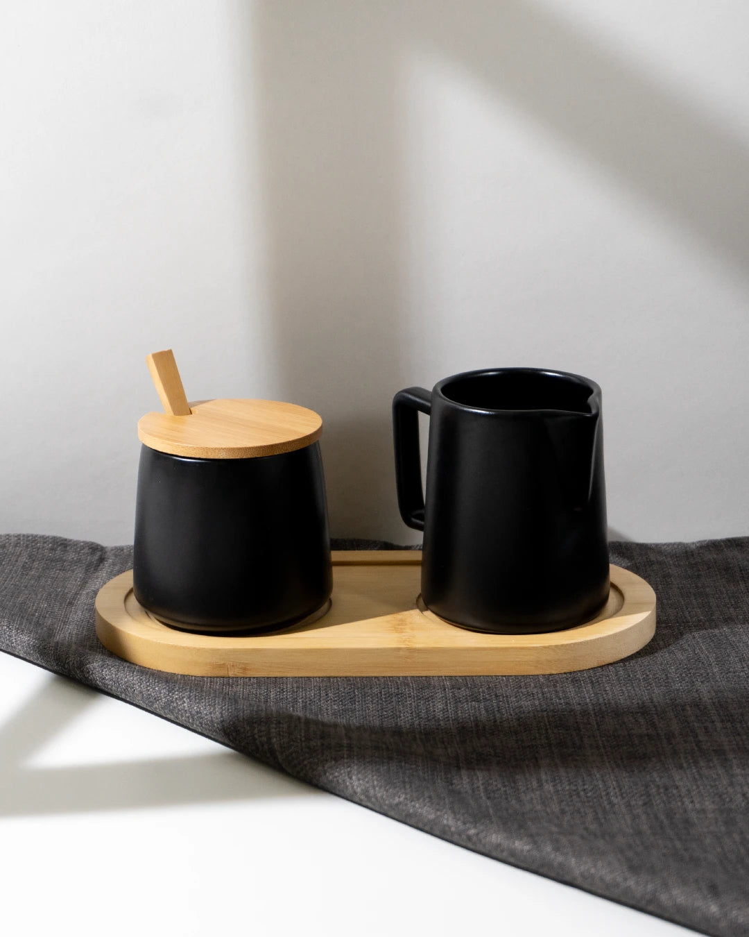 Set de leche y azúcar con tapa, cuchara y jarrita