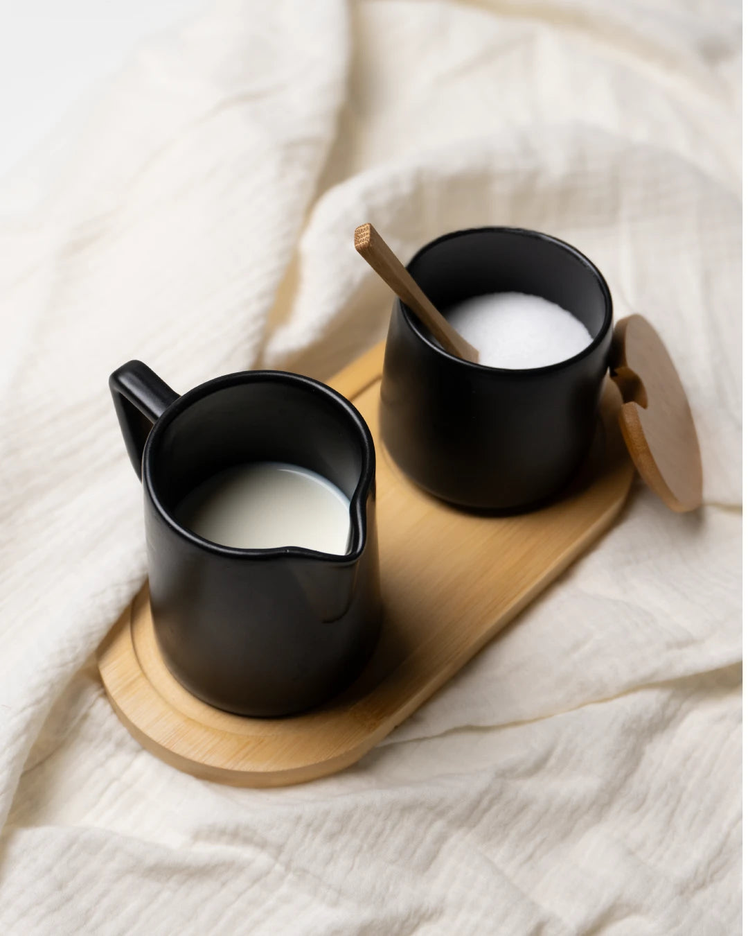 Set de leche y azúcar con tapa, cuchara y jarrita