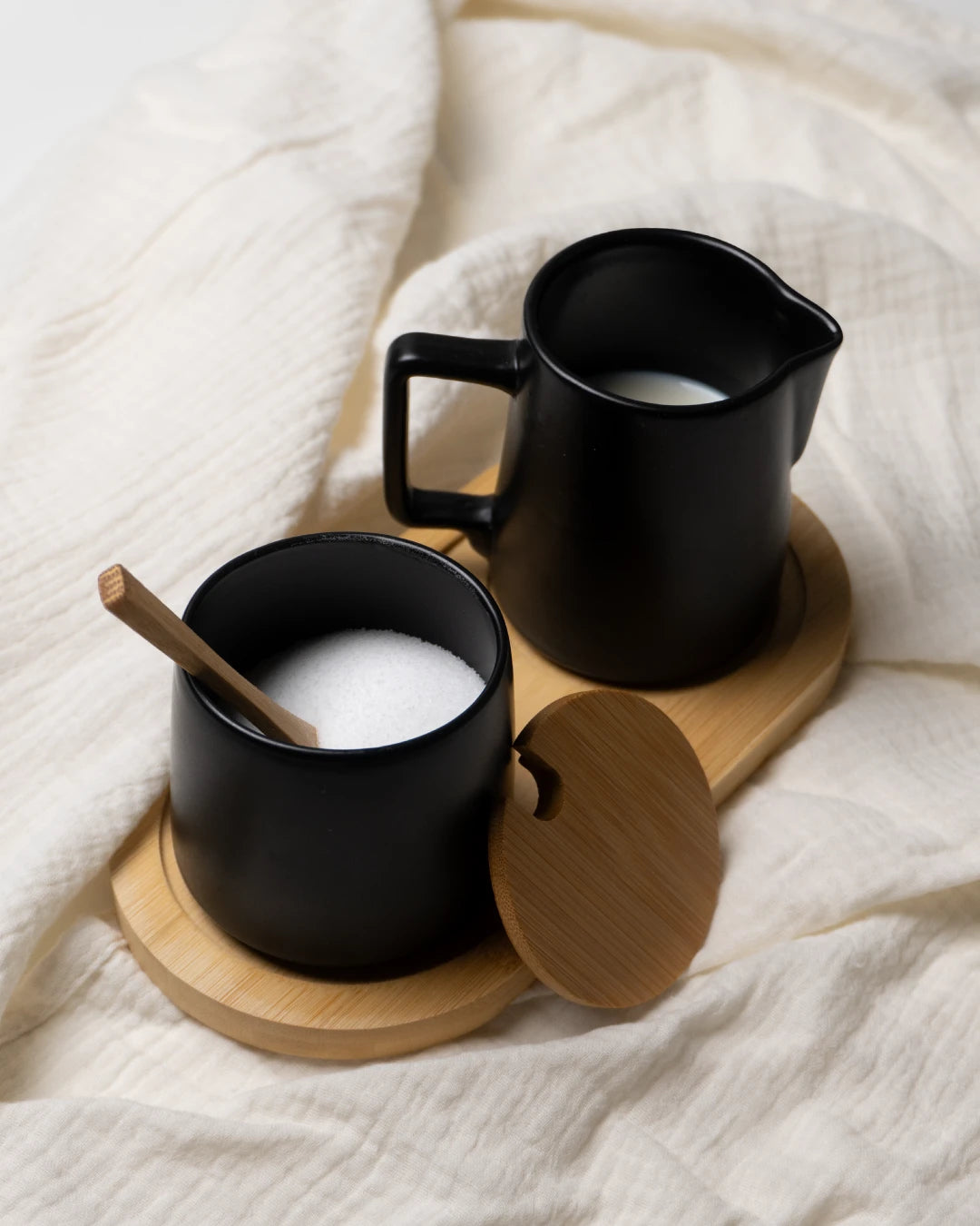 Set de leche y azúcar con tapa, cuchara y jarrita